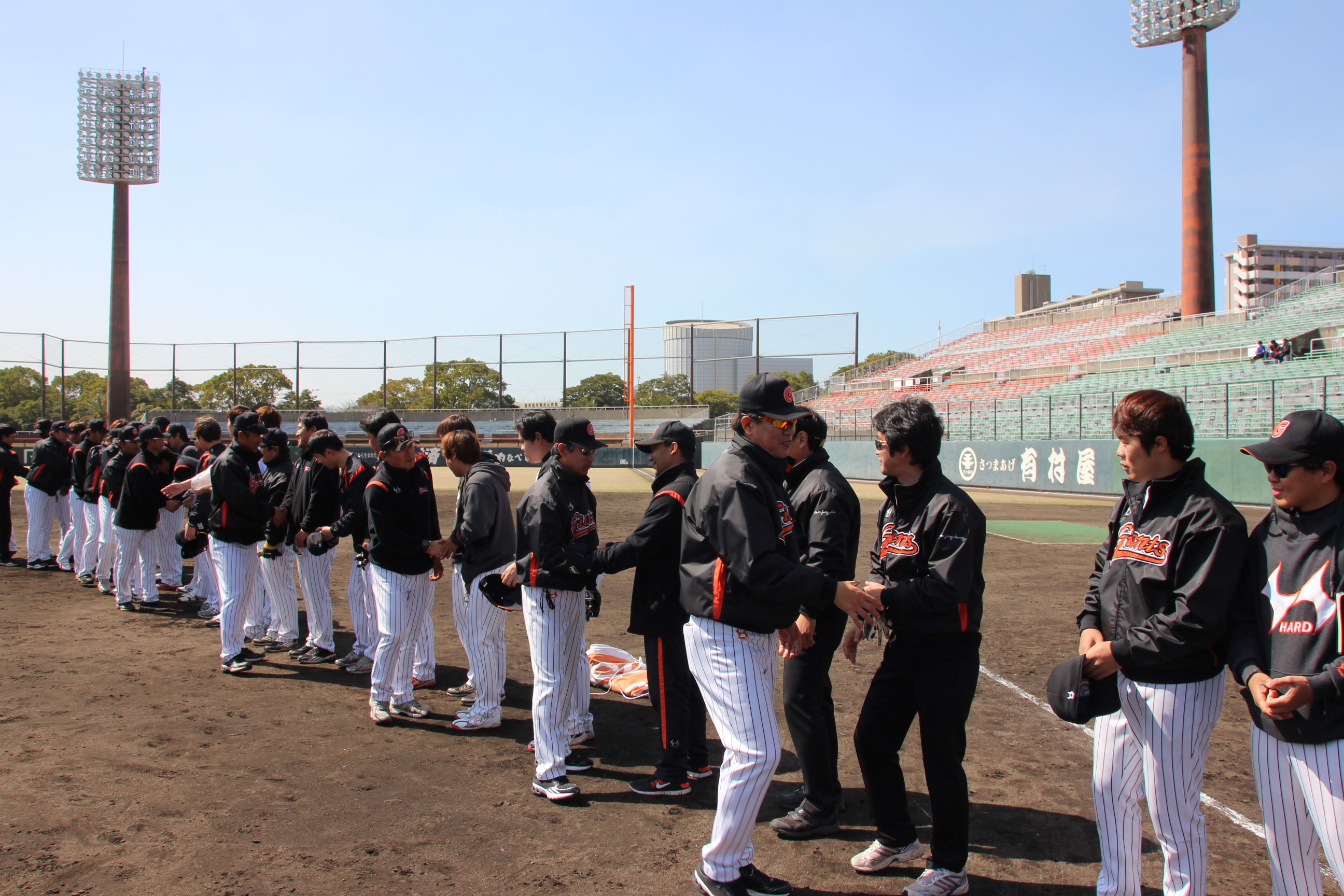 전훈 마무리 인사하는 선수들